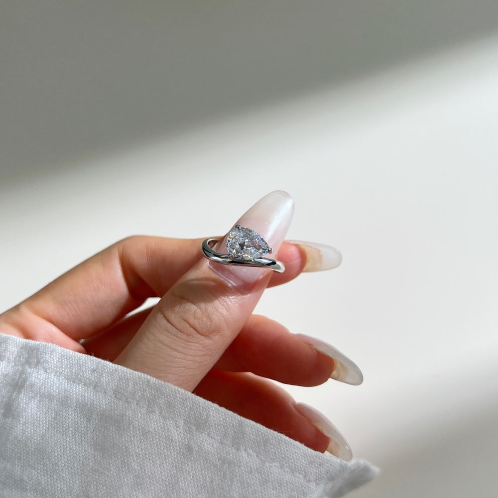 CANCUN 2.2 ct. East-West Pear Shaped Ring