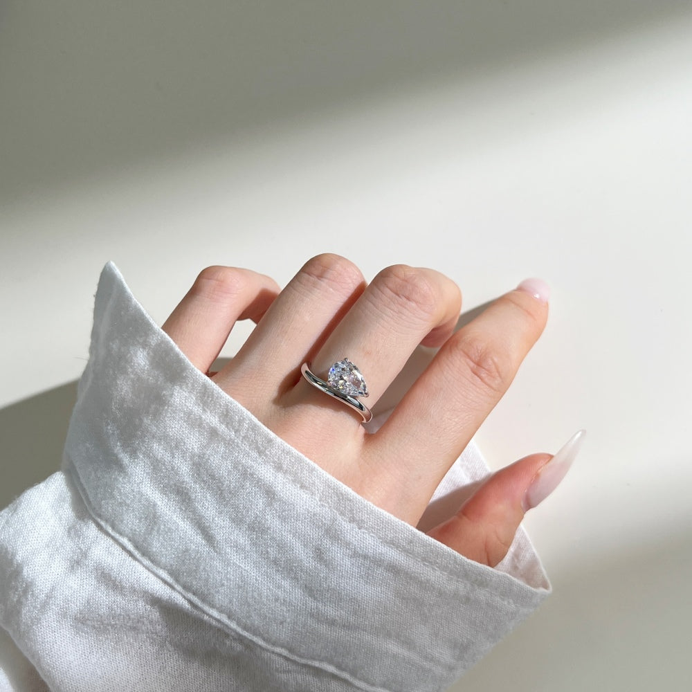 CANCUN 2.2 ct. East-West Pear Shaped Ring