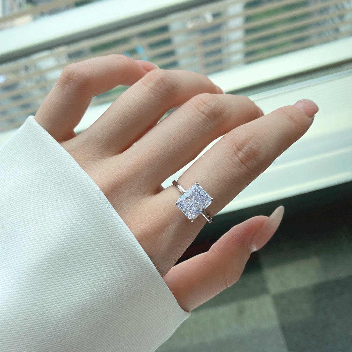 Aura oval-shaped diamond ring